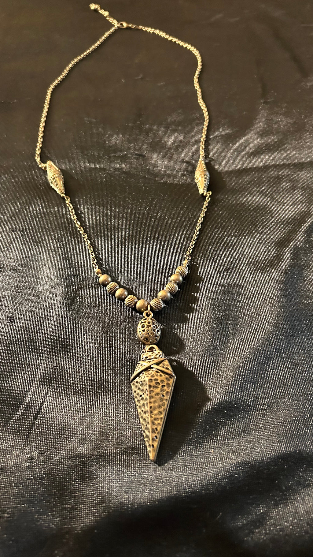 vintage-style gold-tone pendant necklace