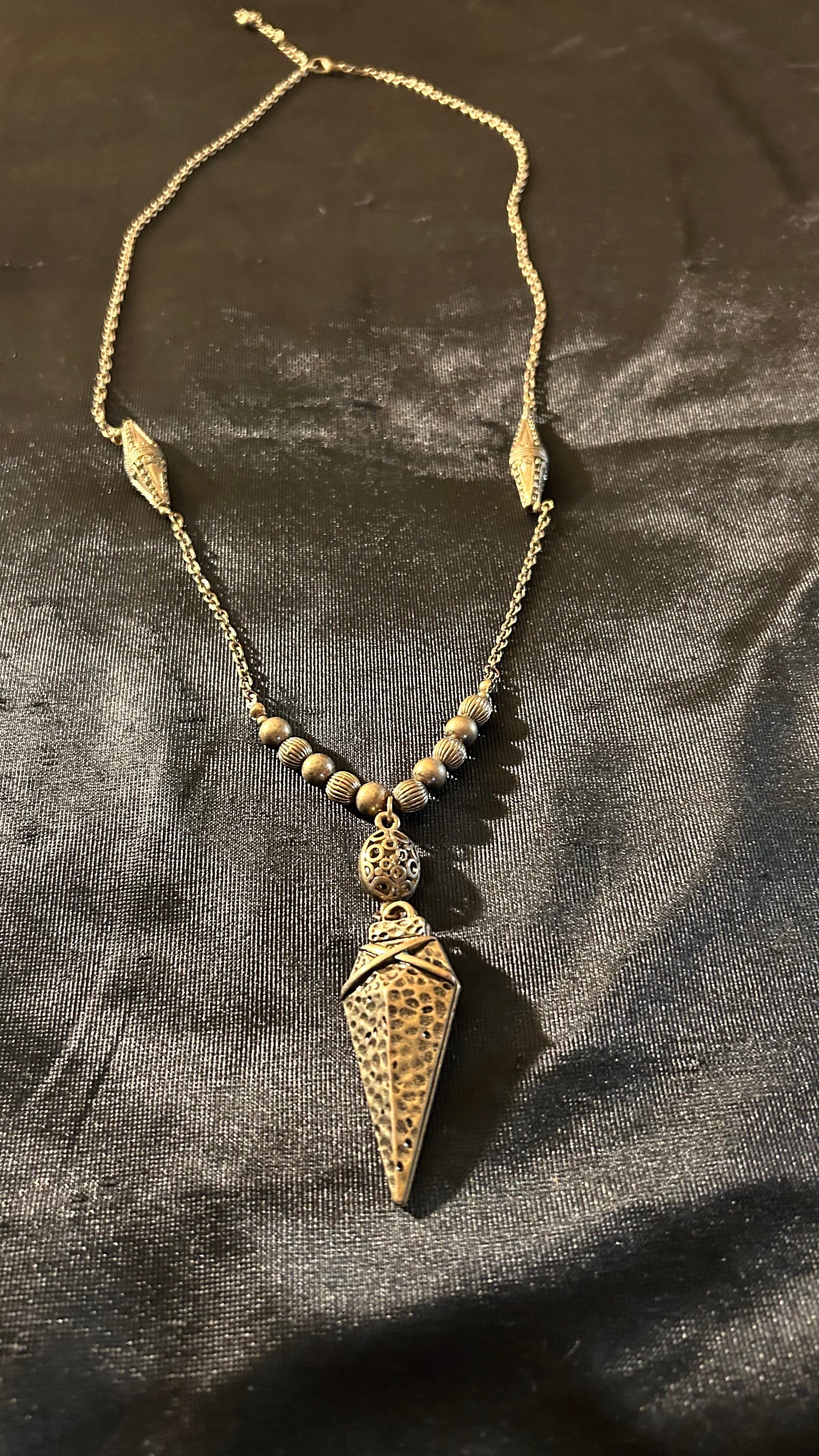 vintage-style gold-tone pendant necklace