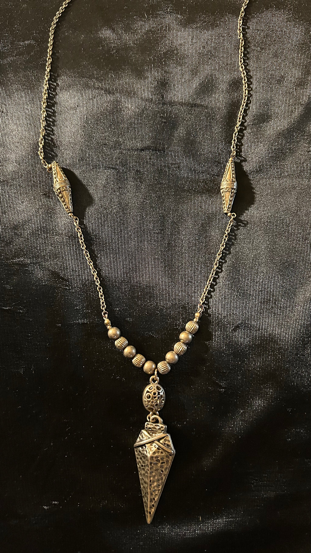 vintage-style gold-tone pendant necklace