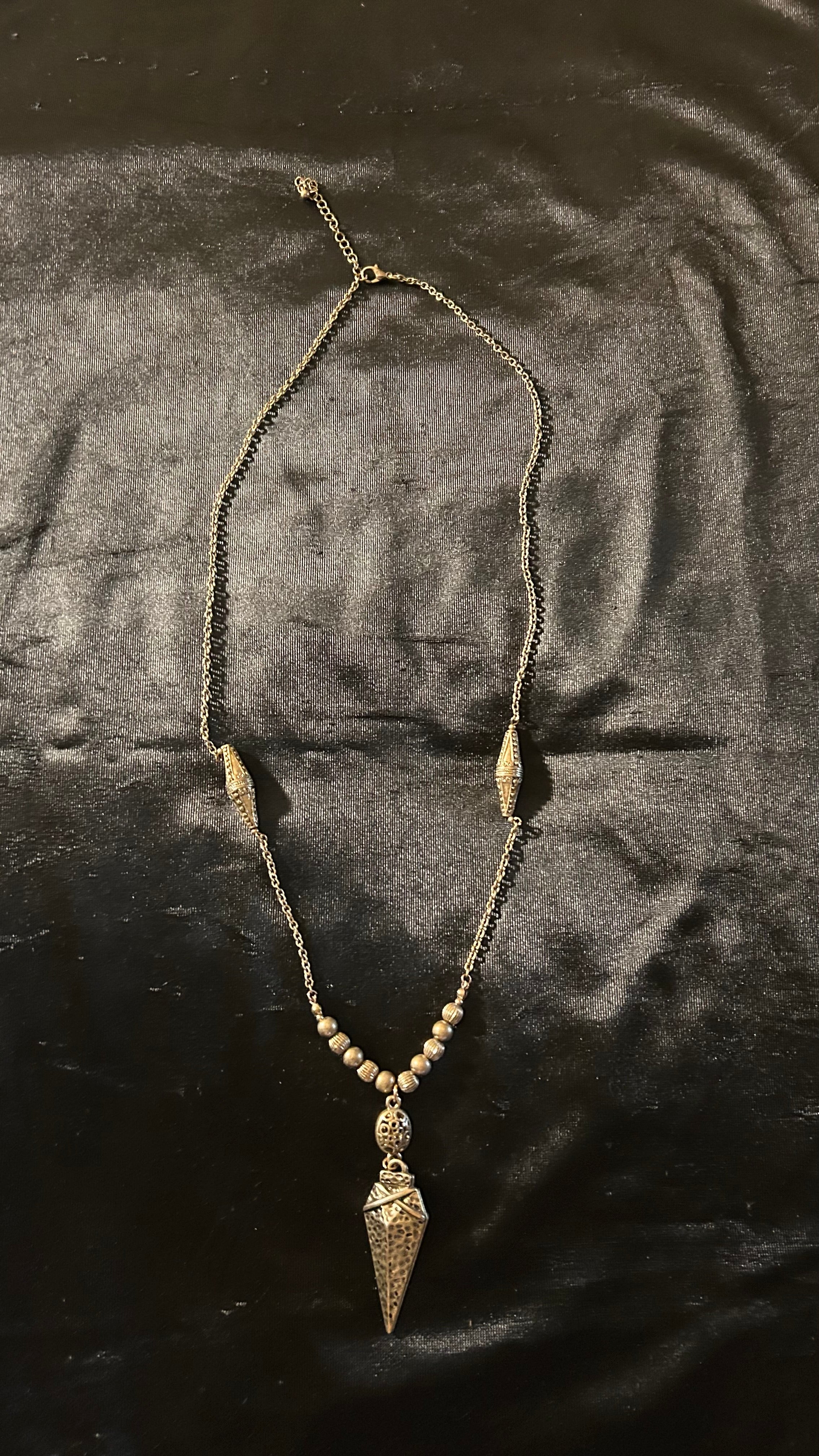 vintage-style gold-tone pendant necklace