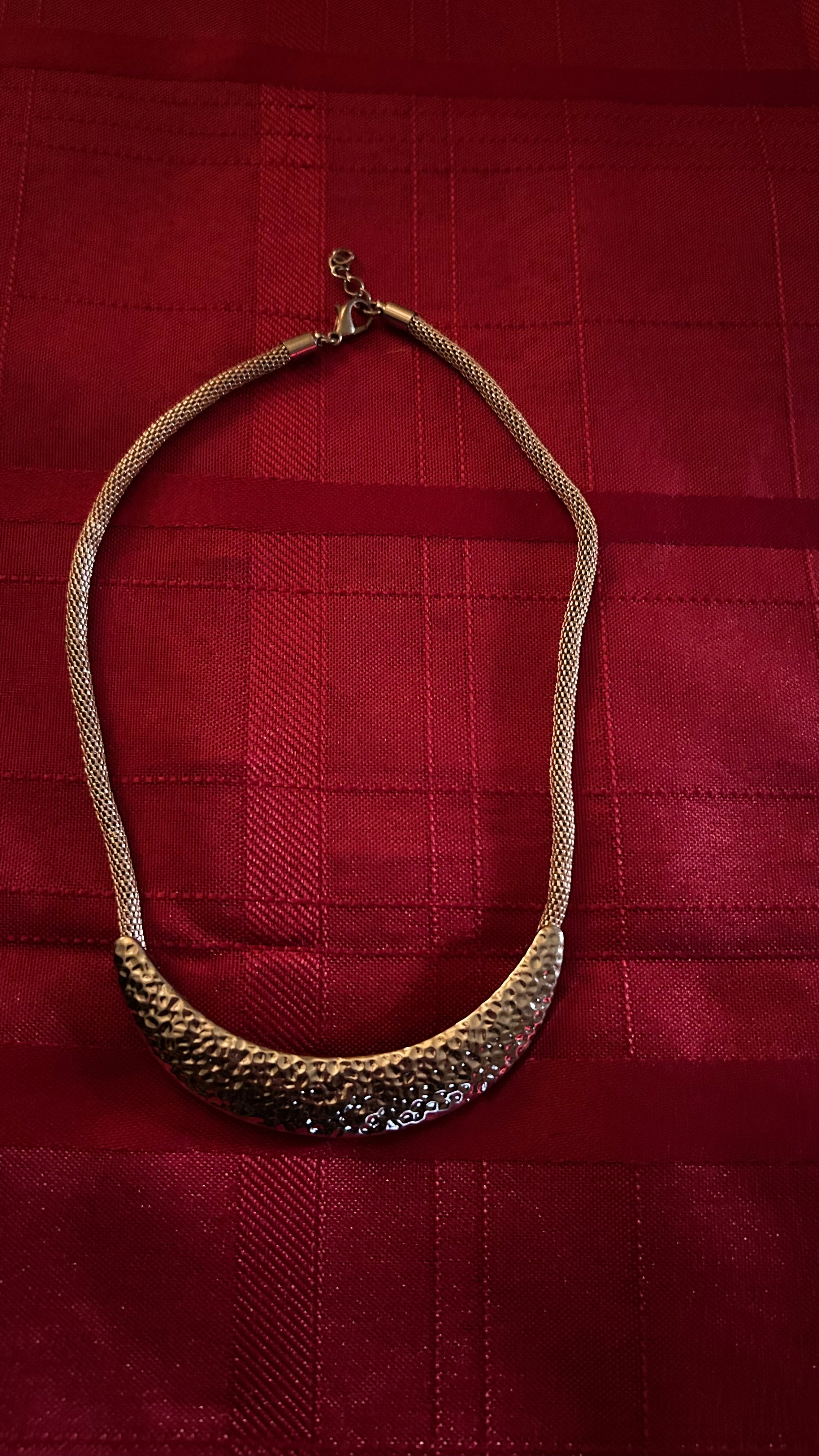 gold-tone choker